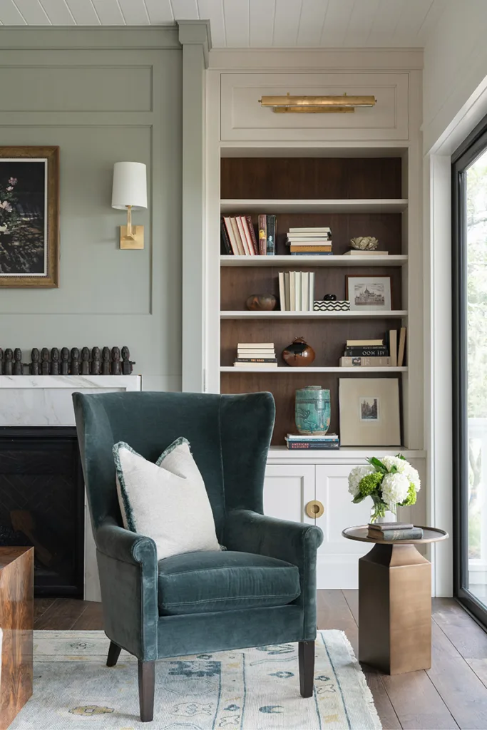 Built in shelves in a sitting room